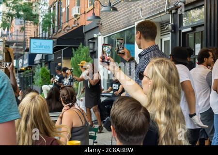 Menschenmassen versammeln sich außerhalb von Bathtub Gin im New Yorker Stadtteil Chelsea, während die Bar am Donnerstag, dem 16. Juli 2020, ihren 9. Geburtstag mit einer Party feiert. NYS Gov. Andrew Cuomo wird Pläne für die Stadt bekannt geben, in Phase 4 der Wiedereröffnung einzutreten, aber keine zusätzlichen Indoor-Aktivitäten werden erlaubt sein, unter anderem unter Berufung auf Probleme mit Bars und Restaurants, die nicht den Bestimmungen entsprechen. (© Richard B. Levine) Stockfoto