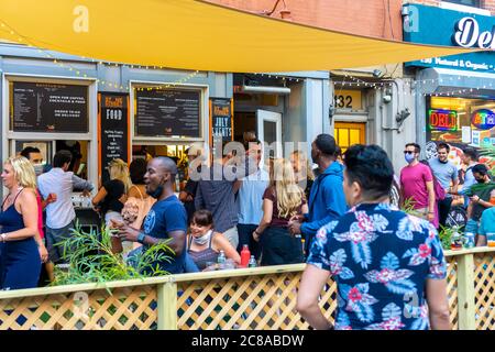 Menschenmassen versammeln sich außerhalb von Bathtub Gin im New Yorker Stadtteil Chelsea, während die Bar am Donnerstag, dem 16. Juli 2020, ihren 9. Geburtstag mit einer Party feiert. NYS Gov. Andrew Cuomo wird Pläne für die Stadt bekannt geben, in Phase 4 der Wiedereröffnung einzutreten, aber keine zusätzlichen Indoor-Aktivitäten werden erlaubt sein, unter anderem unter Berufung auf Probleme mit Bars und Restaurants, die nicht den Bestimmungen entsprechen. (© Richard B. Levine) Stockfoto