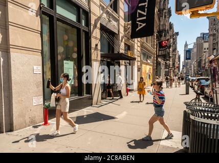 Shopper in Soho Viertel New York am Sonntag, 12. Juli 2020. Im Rahmen der Phase 3 Wiedereröffnung in New York Geschäfte sind in-Store-Shopping mit Einschränkungen erlaubt. (© Richard B. Levine) Stockfoto