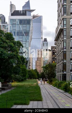 Der beliebte High Line Park in New York wird vor seiner Wiedereröffnung am Mittwoch, den 15. Juli 2020, gesehen. Die High Line öffnet am 16. Juli wieder, nur Eintritt in die Gansevoort St, zeitlich begrenzte Eintrittskarten und nur Fahrt nach Norden. (© Richard B. Levine) Stockfoto