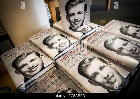 Kopien von Mary L. Trump Ph.D. Buch "zu viel und nie genug: Wie meine Familie schuf die Welt der gefährlichste Mann" in einem Barnes & Noble Buchladen am Tag es geht auf den Verkauf, Dienstag, 14. Juli 2020. Die Gerichte haben eine Bemühung der Familie abgelehnt, die Veröffentlichung des Buches zu blockieren, das sich auf eine Geheimhaltungsvereinbarung von 2001 bezieht, die Simon & Schuster erlaubt, es zu veröffentlichen und zu verteilen. (© Richard B. Levine) Stockfoto