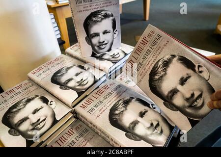 Kopien von Mary L. Trump Ph.D. Buch "zu viel und nie genug: Wie meine Familie schuf die Welt der gefährlichste Mann" in einem Barnes & Noble Buchladen am Tag es geht auf den Verkauf, Dienstag, 14. Juli 2020. Die Gerichte haben eine Bemühung der Familie abgelehnt, die Veröffentlichung des Buches zu blockieren, das sich auf eine Geheimhaltungsvereinbarung von 2001 bezieht, die Simon & Schuster erlaubt, es zu veröffentlichen und zu verteilen. (© Richard B. Levine) Stockfoto