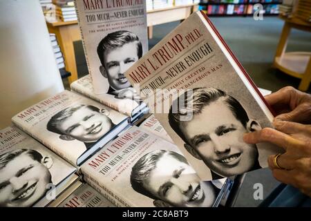 Kopien von Mary L. Trump Ph.D. Buch "zu viel und nie genug: Wie meine Familie schuf die Welt der gefährlichste Mann" in einem Barnes & Noble Buchladen am Tag es geht auf den Verkauf, Dienstag, 14. Juli 2020. Die Gerichte haben eine Bemühung der Familie abgelehnt, die Veröffentlichung des Buches zu blockieren, das sich auf eine Geheimhaltungsvereinbarung von 2001 bezieht, die Simon & Schuster erlaubt, es zu veröffentlichen und zu verteilen. (© Richard B. Levine) Stockfoto