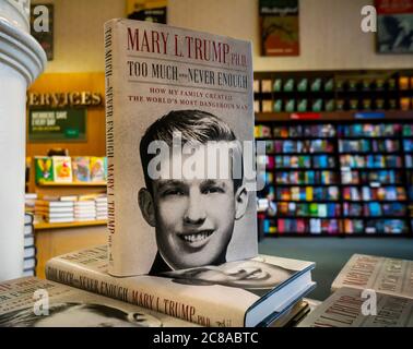 Kopien von Mary L. Trump Ph.D. Buch "zu viel und nie genug: Wie meine Familie schuf die Welt der gefährlichste Mann" in einem Barnes & Noble Buchladen am Tag es geht auf den Verkauf, Dienstag, 14. Juli 2020. Die Gerichte haben eine Bemühung der Familie abgelehnt, die Veröffentlichung des Buches zu blockieren, das sich auf eine Geheimhaltungsvereinbarung von 2001 bezieht, die Simon & Schuster erlaubt, es zu veröffentlichen und zu verteilen. (© Richard B. Levine) Stockfoto
