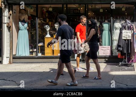 Maskentragende und nicht konforme Einkäufer im Viertel Lower East Side von New York am Samstag, 18. Juli 2020. Da die Stadt Phase 4 betritt, dürfen Museen und andere Innenräume nicht eröffnet werden, obwohl in Phase 3 der Einzelhandel erlaubt war. (© Richard B. Levine) Stockfoto