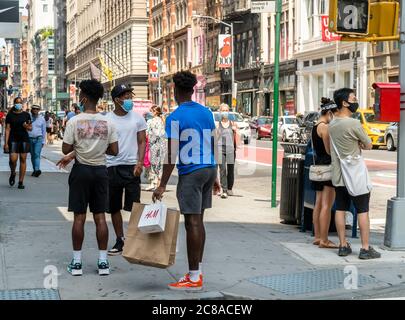 Maskenaufdruck von Käufern und nicht-konformen Käufern im Stadtteil Soho in New York am Sonntag, den 19. Juli 2020. Da die Stadt Phase 4 betritt, dürfen Museen und andere Innenräume nicht eröffnet werden, obwohl in Phase 3 der Einzelhandel erlaubt war. (© Richard B. Levine) Stockfoto