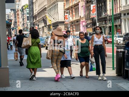 Maskenaufdruck von Käufern und nicht-konformen Käufern im Stadtteil Soho in New York am Sonntag, den 19. Juli 2020. Da die Stadt Phase 4 betritt, dürfen Museen und andere Innenräume nicht eröffnet werden, obwohl in Phase 3 der Einzelhandel erlaubt war. (© Richard B. Levine) Stockfoto