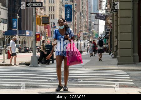 Maskenaufdruck von Käufern und nicht-konformen Käufern im Stadtteil Soho in New York am Sonntag, den 19. Juli 2020. Da die Stadt Phase 4 betritt, dürfen Museen und andere Innenräume nicht eröffnet werden, obwohl in Phase 3 der Einzelhandel erlaubt war. (© Richard B. Levine) Stockfoto