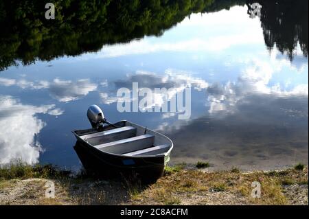 Ein kleines Motorboot an einem Seeufer Stockfoto