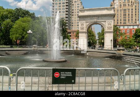 Trotz der übermäßigen Hitze bleibt der Washington Square Park Brunnen am Sonntag, 19. Juli 2020, im Greenwich Village in New York zum Herumtollen geschlossen. Die Stadt leidet unter Temperaturen von min-90s mit Montag erwartete "real-feel" Temperatur über 100 Grad. . (© Richard B. Levine) Stockfoto