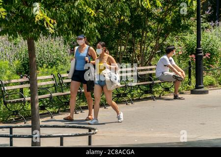 New Yorker und Besucher am Sonntag, den 19. Juli 2020 im Washington Square Park in Greenwich Village in New York. Die Stadt leidet unter Temperaturen von min-90s mit Montag erwartete "real-feel" Temperatur über 100 Grad. . (© Richard B. Levine) Stockfoto