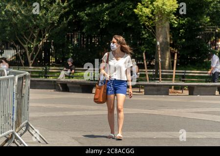 New Yorker und Besucher am Sonntag, den 19. Juli 2020 im Washington Square Park in Greenwich Village in New York. Die Stadt leidet unter Temperaturen von min-90s mit Montag erwartete "real-feel" Temperatur über 100 Grad. . (© Richard B. Levine) Stockfoto