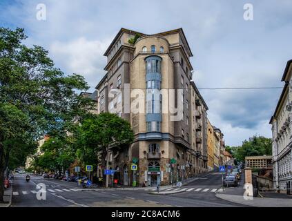 Budapest, Ungarn, Aug 2019, Blick auf ein Gebäude mit Apotheke an der Ecke Bimbó und Buday László Straße Stockfoto