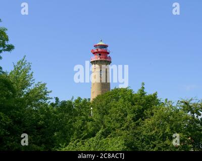 Der Leuchtturm bzw. Peilturm auf Rügen am Kap Arkona (Kap Arkona) dem nördlichsten Punkt auf der Insel Rügen, ein sehr beliebtes Urlaubsziel Stockfoto