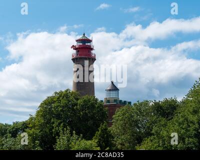 Der Leuchtturm bzw. Peilturm auf Rügen am Kap Arkona (Kap Arkona) dem nördlichsten Punkt auf der Insel Rügen, ein sehr beliebtes Urlaubsziel Stockfoto