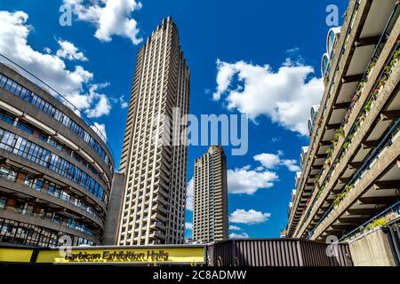 Wohnhochhäuser Shakespeare Tower und Lauderdale Tower, Frobisher Crescent und Ben Jonson House im brutalistischen Barbican Estate, London, Großbritannien Stockfoto