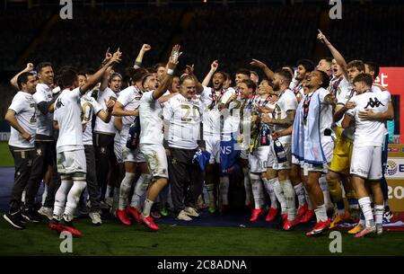 Leeds United Manager Marcelo Bielsa mit seinen Spielern, wie sie die Sky Bet Championship Trophäe nach dem Spiel in Elland Road, Leeds heben. Stockfoto