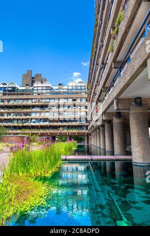 Wasserspiel um Bunyan und Bryer Court im brutalistischen Barbican Estate, London, Großbritannien Stockfoto