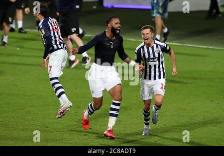 West Bromwich Kyle Bartley von Albion feiert am Ende des Spiels die Promotion nach dem Sky Bet Championship-Spiel im Hawthorns, West Bromwich. Stockfoto