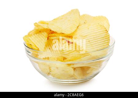 Salzige Kartoffelchips in Glasschale isoliert auf weiß Stockfoto