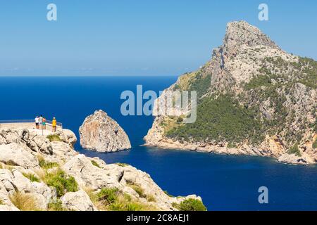 Touristen stehen auf Aussichtsplattform in Mirador Es Colomer, Cape Formentor, Mallorca Stockfoto