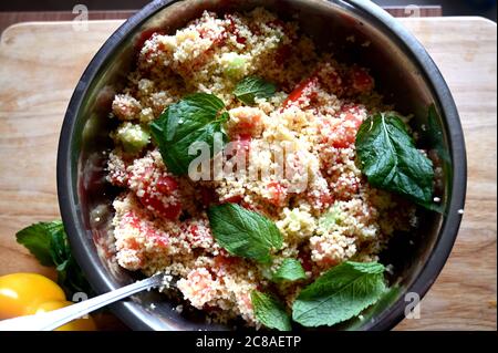 Vor einem Fenster. Couscous mit Minze, Tomaten, Zitrone und Olivenöl. Stockfoto