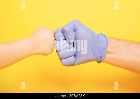 Handgesten zum Ausdruck von Emotionen auf farbiger Oberfläche Stockfoto