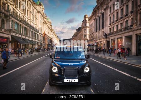 Typisches schwarzes Londoner Taxi an der Regent Street, einem berühmten Wahrzeichen der britischen Hauptstadt Stockfoto