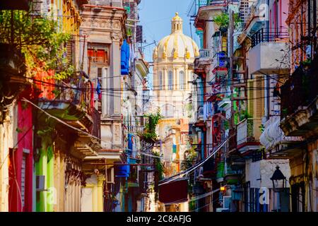 Bunte Straße in Alt-Havanna mit dem Präsidentenpalast im Hintergrund Stockfoto