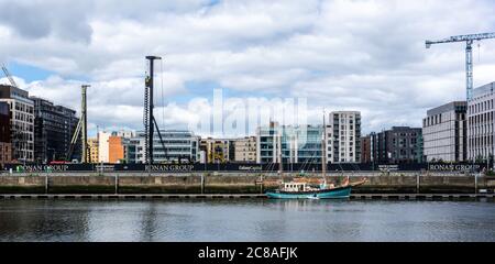 Bauarbeiten an der Ronan Group/Colony Capital Waterfront South Central Büro-/Wohnanlage am Nordkai des Flusses Li sind im Gange Stockfoto