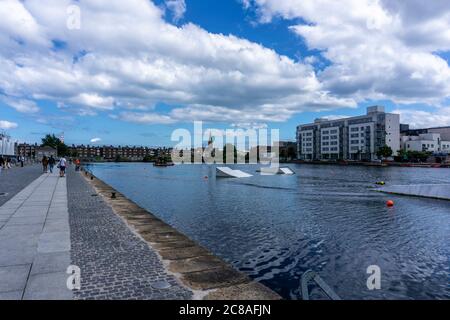 Grand Canal Docks Dublin, Irland mit Blick auf Ringsend mit dem Ruck des alten verlassenen Naomh Éanna-Schiffes in der Ferne Stockfoto