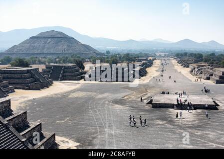 TEOTIHUACAN, Mexiko – Ein Panoramablick vom Gipfel der Mondpyramide bei Teotihuacan. Auf der linken Seite dominiert die riesige Pyramide der Sonne die Landschaft, auf der rechten Seite erstreckt sich die Avenue of the Dead südwärts und bietet einen atemberaubenden Blick auf das große städtische Design und die monumentale Architektur dieser antiken mesoamerikanischen Metropole. Stockfoto