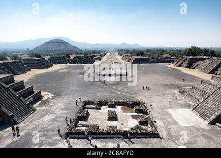 TEOTIHUACAN, Mexiko – Ein Panoramablick vom Gipfel der Mondpyramide bei Teotihuacan. Auf der linken Seite dominiert die riesige Pyramide der Sonne die Landschaft, auf der rechten Seite erstreckt sich die Avenue of the Dead südwärts und bietet einen atemberaubenden Blick auf das große städtische Design und die monumentale Architektur dieser antiken mesoamerikanischen Metropole. Stockfoto