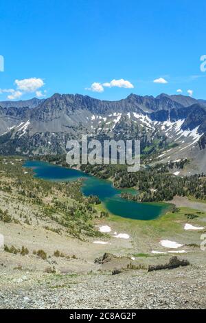 Lagerfeuer See unter den verrückten Bergen im Quellwasser des süßen Grases Creek Becken in der Nähe von wilsall, montana Stockfoto