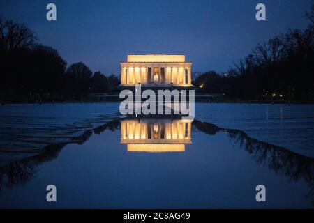 Der Lincoln Memorial Reflecting Pool ist noch immer leer. Einige Regenschauer über Nacht ließen Pfützen im V-förmigen Poolbereich zurück. Stockfoto