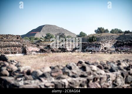 TEOTIHUACAN, Mexiko – die kolossale Pyramide der Sonne dominiert die Landschaft an der archäologischen Stätte Teotihuacan. Dieses monumentale Gebäude, eine der größten antiken Pyramiden Amerikas, ist ein Zeugnis für die architektonischen und technischen Fähigkeiten dieser präkolumbischen Zivilisation, die etwa 40 Meilen nordöstlich von Mexiko-Stadt liegt. Stockfoto