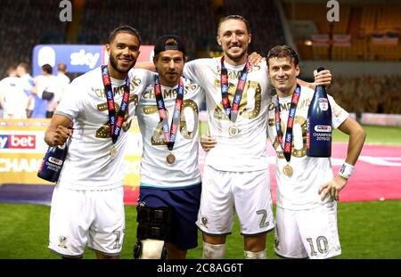 Helder Costa von Leeds United (links), Gaetano Berardi, Luke Ayling und Ezgjan Alioski feiern den Gewinn der Meisterschaft nach dem letzten Pfiff während des Sky Bet Championship-Spiels in der Elland Road, Leeds. Stockfoto