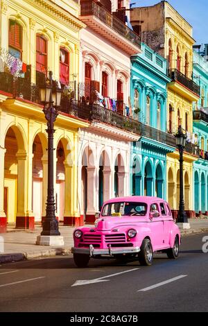 Straßenszene mit Oldtimer und bunten Gebäuden bei Sonnenuntergang in Alt-Havanna Stockfoto