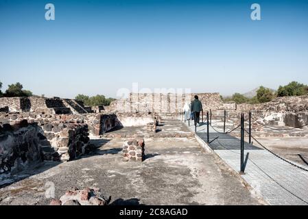 TEOTIHUACAN, Mexiko – die antiken mesoamerikanischen Ruinen von Teotihuacan, etwa 40 Meilen nordöstlich von Mexiko-Stadt. Diese weitläufige archäologische Stätte bietet monumentale Pyramiden, Plätze und Alleen, die die Pracht einer der größten präkolumbischen Städte Amerikas zeigen. Stockfoto