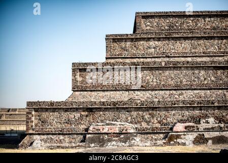 TEOTIHUACAN, Mexiko – der Tempel der gefiederten Schlange, auch bekannt als der Tempel von Quetzalcoatl, steht als Meisterwerk der antiken mesoamerikanischen Architektur in Teotihuacan. Diese aufwendig verzierte Pyramide, die mit skulpturalen Darstellungen der gefiederten Schlangengottheit verziert ist, veranschaulicht die künstlerische und religiöse Raffinesse dieser präkolumbischen Metropole. Stockfoto