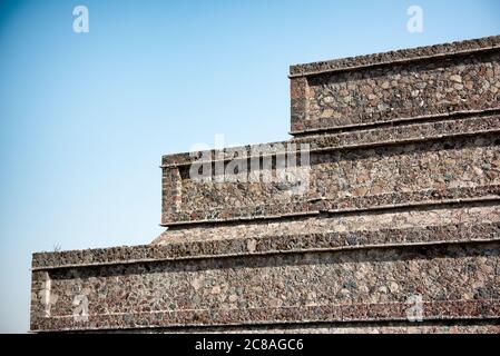 TEOTIHUACAN, Mexiko – der Tempel der gefiederten Schlange, auch bekannt als der Tempel von Quetzalcoatl, steht als Meisterwerk der antiken mesoamerikanischen Architektur in Teotihuacan. Diese aufwendig verzierte Pyramide, die mit skulpturalen Darstellungen der gefiederten Schlangengottheit verziert ist, veranschaulicht die künstlerische und religiöse Raffinesse dieser präkolumbischen Metropole. Stockfoto