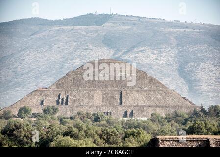 Pyramide der Sonne Teotihuacan Mexiko // TEOTIHUACAN, Mexiko — die kolossale Pyramide der Sonne dominiert die Landschaft an der archäologischen Stätte Teotihuacan. Dieses monumentale Gebäude, eine der größten antiken Pyramiden Amerikas, ist ein Zeugnis für die architektonischen und technischen Fähigkeiten dieser präkolumbischen Zivilisation. Die Pyramide erhebt sich etwa 216 Fuß (66 Meter) hoch und wurde um 200 n. Chr. während der klassischen Zeit der Stadt errichtet. Teotihuacan, was „der Ort, an dem die Götter erschaffen wurden“ in Nahuatl bedeutet, war eines der größten städtischen Zentren in der Antike Stockfoto