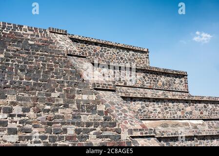 TEOTIHUACAN, Mexiko – der weitläufige Blick vom platz vor der Mondpyramide in Teotihuacan. Dieser Aussichtspunkt bietet einen beeindruckenden Blick auf die Hauptdurchgangsstraße der antiken Stadt, die Avenue of the Dead, die sich nach Süden erstreckt und von kleineren Pyramiden und Plattformen flankiert wird, wobei die riesige Sonnenpyramide die östliche Skyline dominiert. Stockfoto