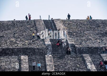 TEOTIHUACAN, Mexiko – die kolossale Pyramide der Sonne dominiert die Landschaft an der archäologischen Stätte Teotihuacan. Dieses monumentale Gebäude, eine der größten antiken Pyramiden Amerikas, ist ein Zeugnis für die architektonischen und technischen Fähigkeiten dieser präkolumbischen Zivilisation, die etwa 40 Meilen nordöstlich von Mexiko-Stadt liegt. Stockfoto