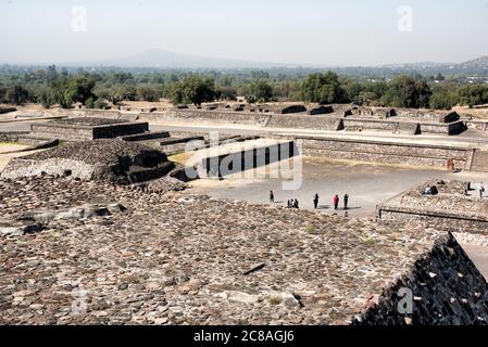 TEOTIHUACAN, Mexiko – die antiken mesoamerikanischen Ruinen von Teotihuacan, etwa 40 Meilen nordöstlich von Mexiko-Stadt. Diese weitläufige archäologische Stätte bietet monumentale Pyramiden, Plätze und Alleen, die die Pracht einer der größten präkolumbischen Städte Amerikas zeigen. Stockfoto