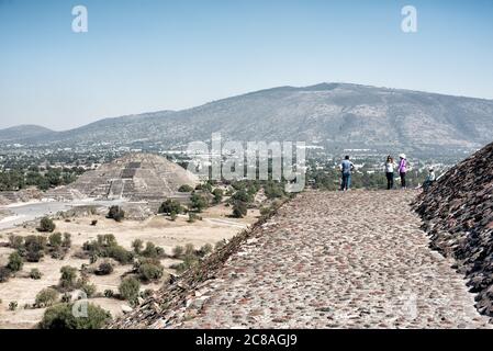 TEOTIHUACAN, Mexiko - die Pyramide der Sonne in Teotihuacan Archeological Site. Teotihuacan ist eine alte mesoamerikanische Stadt, die etwa 25 Meilen entfernt liegt Stockfoto