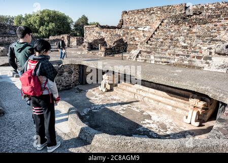 TEOTIHUACAN, Mexiko – die antiken mesoamerikanischen Ruinen von Teotihuacan, etwa 40 Meilen nordöstlich von Mexiko-Stadt. Diese weitläufige archäologische Stätte bietet monumentale Pyramiden, Plätze und Alleen, die die Pracht einer der größten präkolumbischen Städte Amerikas zeigen. Stockfoto