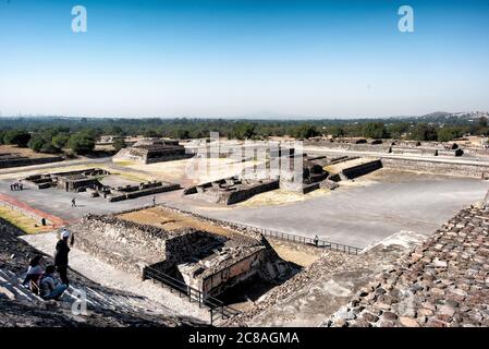 TEOTIHUACAN, Mexiko – die antiken mesoamerikanischen Ruinen von Teotihuacan, etwa 40 Meilen nordöstlich von Mexiko-Stadt. Diese weitläufige archäologische Stätte bietet monumentale Pyramiden, Plätze und Alleen, die die Pracht einer der größten präkolumbischen Städte Amerikas zeigen. Stockfoto