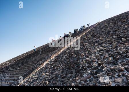 TEOTIHUACAN, Mexiko – die kolossale Pyramide der Sonne dominiert die Landschaft an der archäologischen Stätte Teotihuacan. Dieses monumentale Gebäude, eine der größten antiken Pyramiden Amerikas, ist ein Zeugnis für die architektonischen und technischen Fähigkeiten dieser präkolumbischen Zivilisation, die etwa 40 Meilen nordöstlich von Mexiko-Stadt liegt. Stockfoto