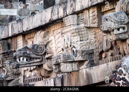 TEOTIHUACAN, Mexiko – der Tempel der gefiederten Schlange, auch bekannt als der Tempel von Quetzalcoatl, steht als Meisterwerk der antiken mesoamerikanischen Architektur in Teotihuacan. Diese aufwendig verzierte Pyramide, die mit skulpturalen Darstellungen der gefiederten Schlangengottheit verziert ist, veranschaulicht die künstlerische und religiöse Raffinesse dieser präkolumbischen Metropole. Stockfoto